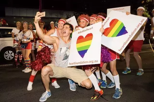 我用朋友身份证办的手机号注册blued我头像验证能通过吗？